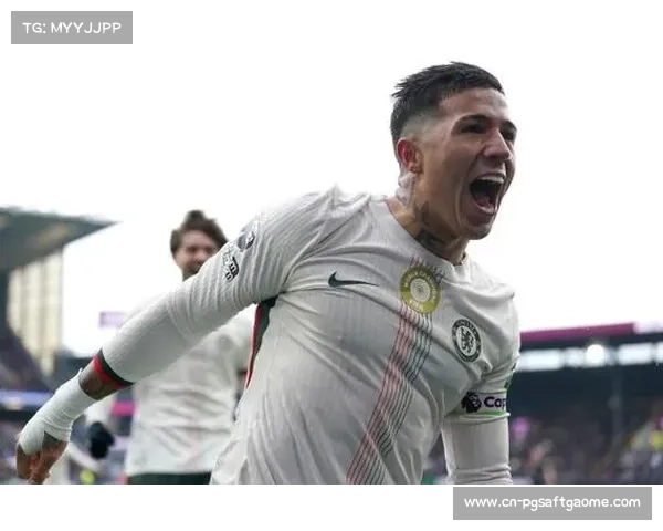 切尔西少一人作战，防守反击战术逼平联赛领头羊